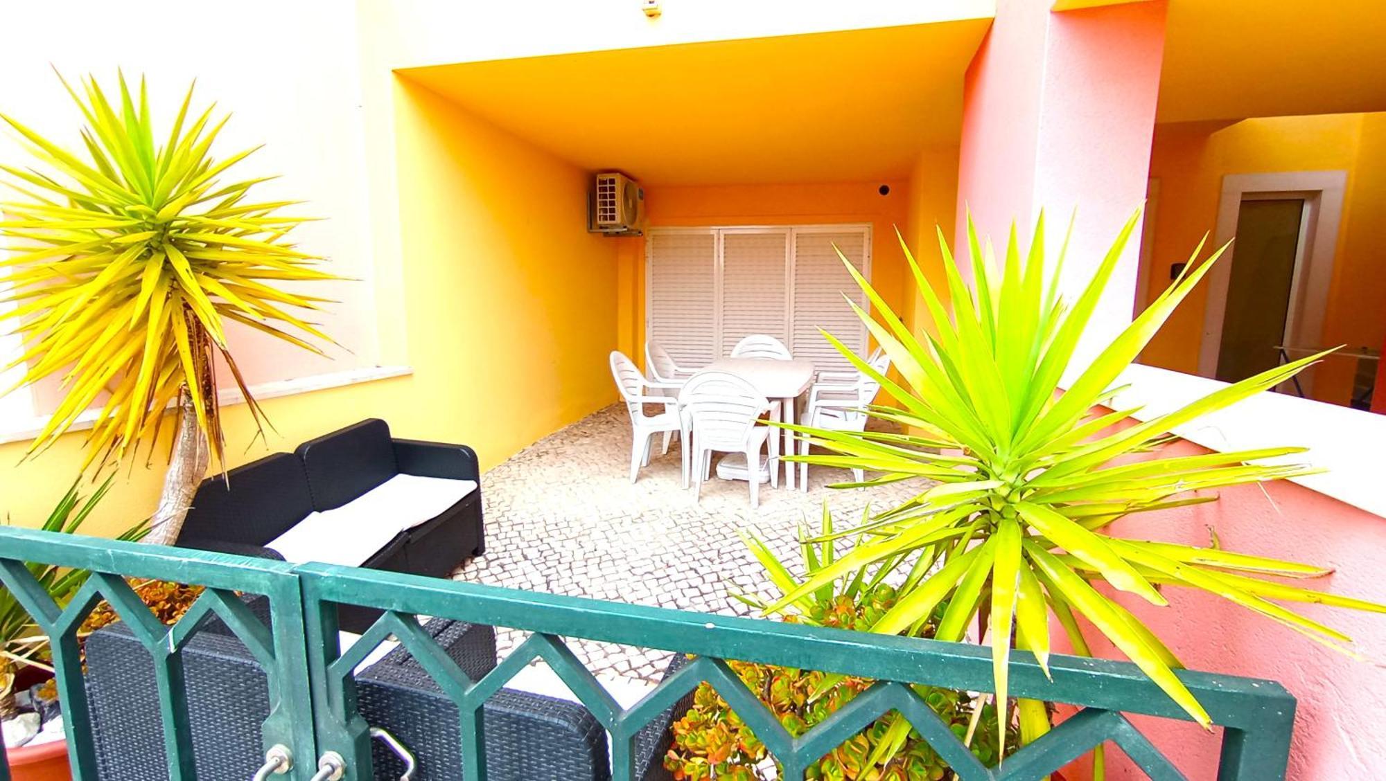 Apartment Sea Shared Pool &