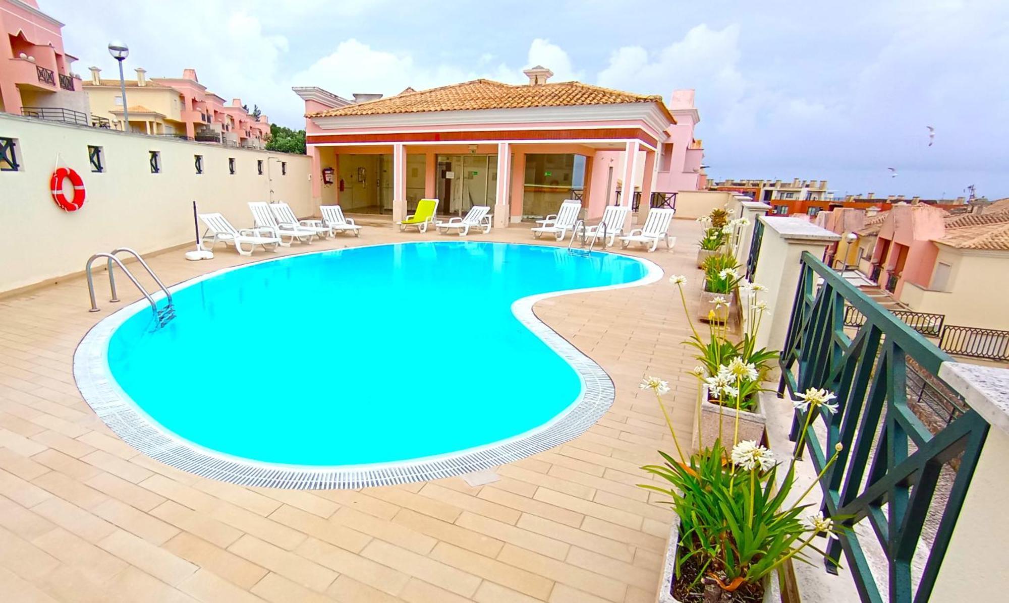Apartment Sea Shared Pool &